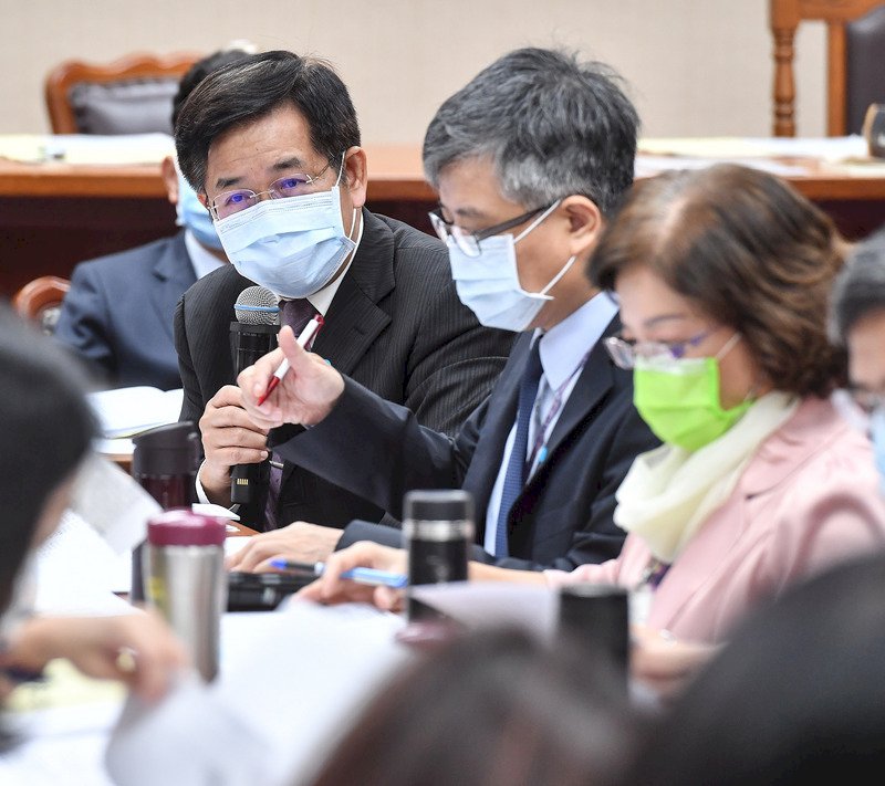 立法院教育委員會5日繼續審查私立高級中等以上學校退場條例草案,教育部長潘文忠(左)參與審查。 (圖:中央社)