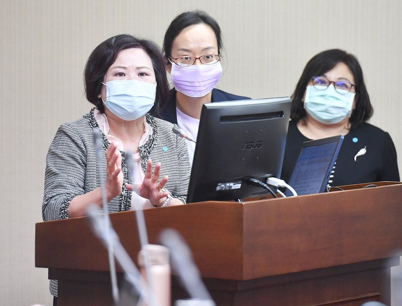 國內看護移工轉產業移工數量持續攀升,勞動部長許銘春(左)5日表示,2週內提出解方,規劃若看護工是怠工逼迫雇主同意轉換,則視為可歸責於移工,最重可廢聘。 (圖:中央社)