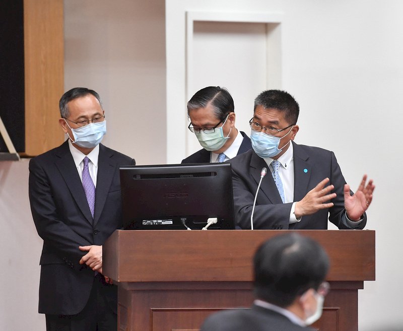 立法院內政委員會5日處理內政部主管預算凍結等案,內政部長徐國勇(右)、警政署長陳家欽(左)等人列席備詢。 (圖:中央社)