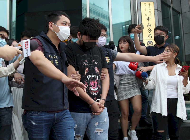 北市黑衣人餐廳潑灑蟑螂案引發各界關注,警方獲報後立即成立專案小組偵辦,鎖定在逃4男1女,5日上午將涉案許姓男子(前左2)移送北檢。 (圖:中央社)