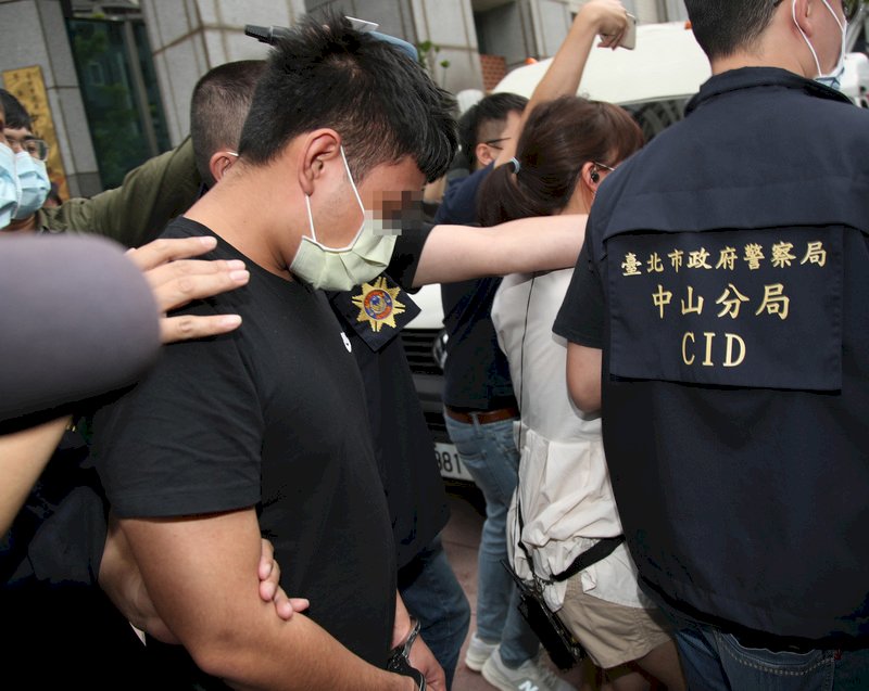 北市黑衣人餐廳潑灑蟑螂案引發各界關注,警方獲報後立即成立專案小組偵辦,鎖定在逃4男1女,5日上午將涉案蔡姓男子(前左)移送北檢。 (圖:中央社)