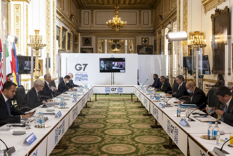 七大工業國集團(G7)外長5日在倫敦蘭開斯特府舉行面對面會議,曾接觸潛在染疫者的印度外長蘇杰生(螢幕左)改以視訊參與。(唐寧街10號提供) (圖:中央社)