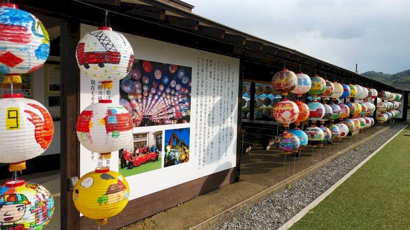 台南市中西區中正路消防隊外牆高掛手繪燈籠卸展後,送往日本群馬縣水上町,已趕在日本黃金週布展。(台南市政府提供) (圖:中央社)
