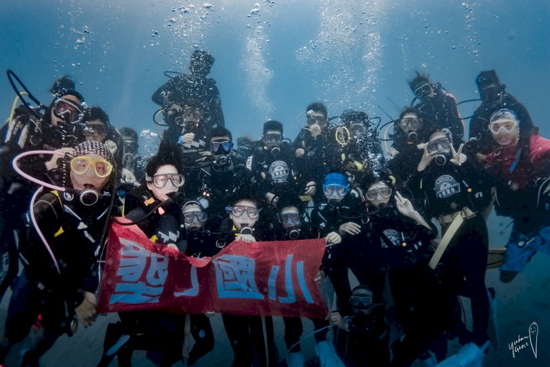屏東墾丁國小有10名畢業生在台灣潛水公司贊助下,6日在墾丁後壁湖完成畢業典禮,這也是墾丁國小第2年舉辦潛水畢業典禮。(台灣潛水提供) (圖:中央社)