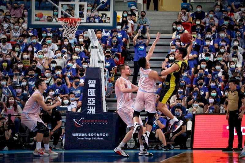 P. LEAGUE+台北富邦勇士隊(粉色球衣)9日在總冠軍賽第2戰奪勝,把系列賽比數扳成1比1平手。富邦勇士總教練許晉哲賽後表示,球隊找回防守強度,有效壓低對方外線球命中率在3成以下。 (圖:中央社)