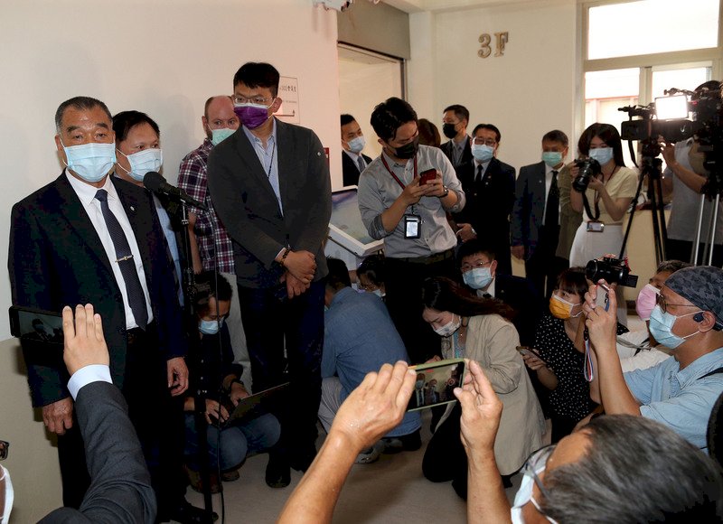 媒體報導,國防部有意調整組織及銜稱,將廢止軍團、防衛指揮部,保留「作戰區」編制。國防部長邱國正(左1)10日證實,將朝這個方向面規劃。 (圖:中央社)