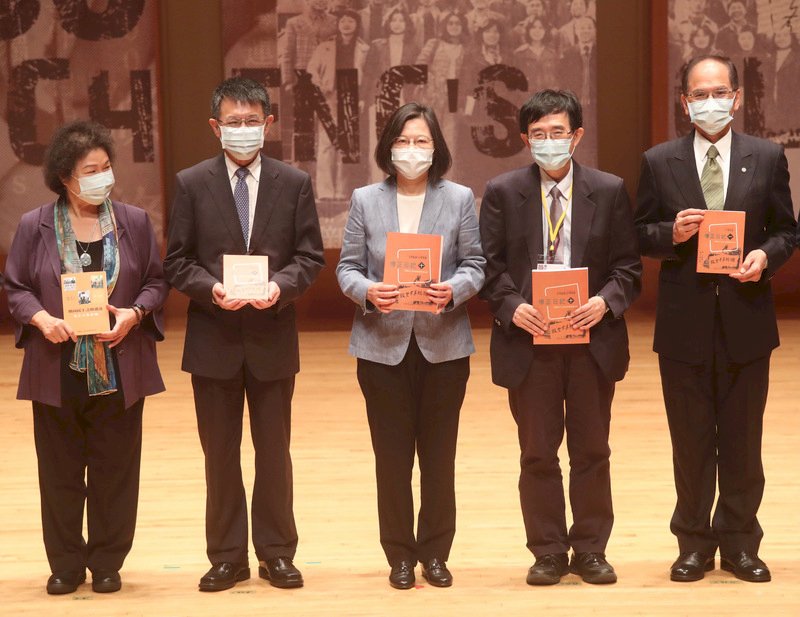總統蔡英文(中)10日上午在東吳大學出席「傅正逝世30週年新書發表會暨頒獎典禮」,與監察院長陳菊(左起)、東吳大學校長潘維大、第4屆傅正講座得獎人薛化元、立法院長游錫(方方土)等人合影。中央社記者吳家昇攝 110年5月10日 (圖:中央社)