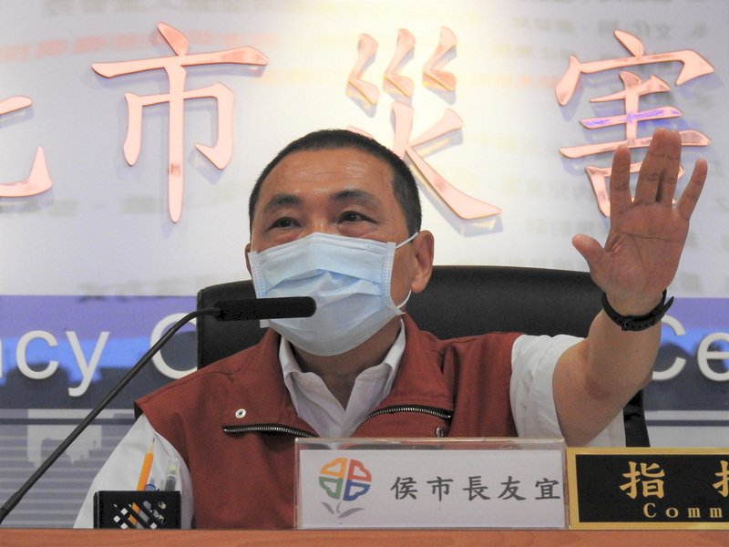 新北市長侯友宜11日表示,配合中央升級第2階段社區感染防疫措施,對於未配合口罩規定者經勸導不聽將可開罰;停辦室外500人以上,室?100人以上之集會活動,並建議中央擴大匡列及採檢。 (圖:中央社)