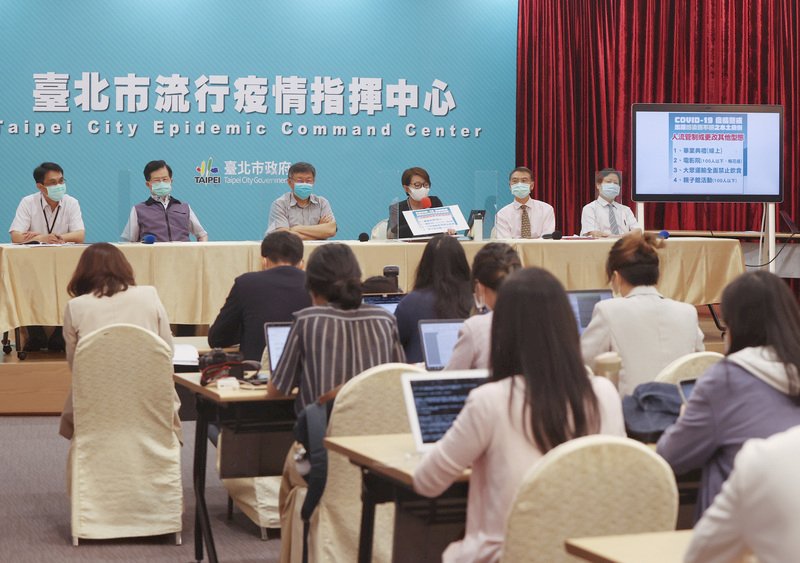 武漢肺炎疫情增溫,台北市政府11日下午舉行記者會宣布開齋節及大型活動停辦等防疫升級措施,由台北市長柯文哲(後左3)、副市長黃珊珊(後右3)及相關局處代表與會?明。 (圖:中央社)