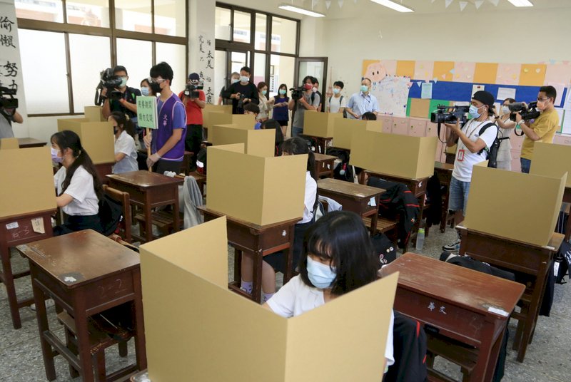 國內武漢肺炎疫情升溫,15、16日國中教育會考照常舉行。台中市考場準備隔板,讓學生中午用餐時使用。 (圖:中央社)