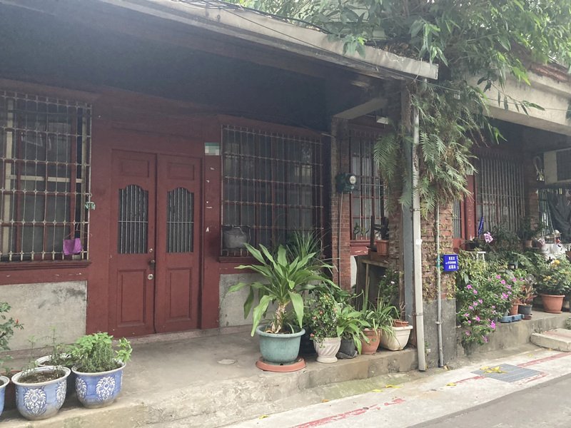 台北市文資會通過大同區迪化街二段4棟建於清朝的老房子不具文資潛力,當地居民樂見終於可順利都更,不過也有學者大嘆可惜。 (圖:中央社)