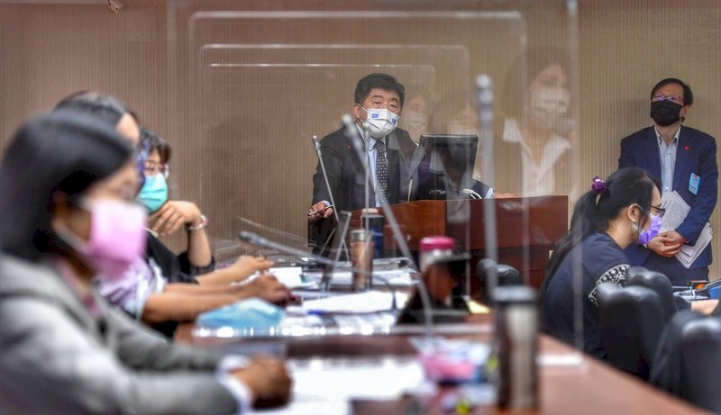 武漢肺炎本土疫情再起,立法院社會福利及衛生環境委員會13日以層層壓克力隔板搭起保護牆,加強防疫。圖為衛福部長陳時中(中)備詢。 (圖:中央社)