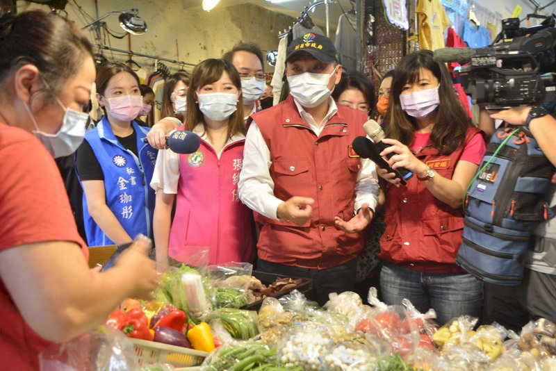 新北市長侯友宜(前右2)13日到中和區視察枋寮市場的防疫措施,呼籲攤商一同防堵疫情。 (圖:中央社)