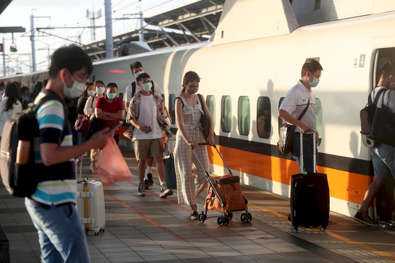 疫情趨緩 交通部規劃鬆綁雙鐵遊覽車承載量