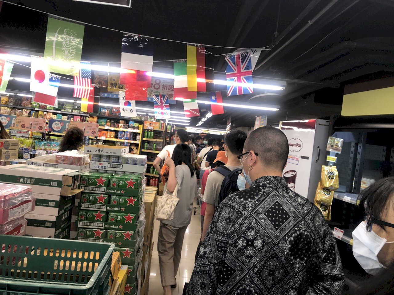 擠爆!雙北第三級警戒 超市量販店爆發搶購潮結帳等逾一小時
