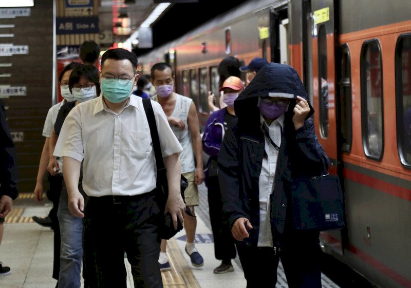 雙北三級警戒首個上班日 台鐵祭出管制因應措施