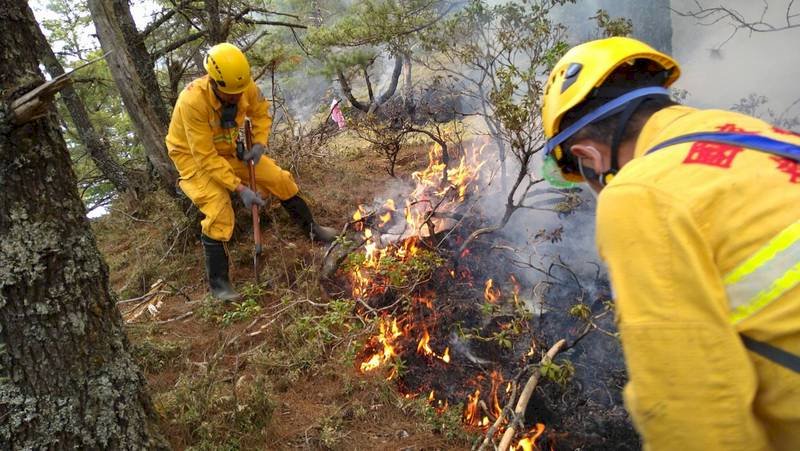玉山林班火災 救災人員海拔3000公尺背溪水滅火