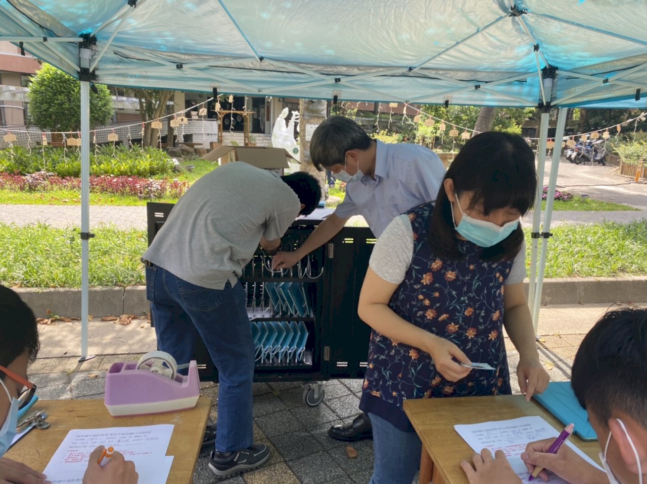 新北市國中小今缺席率不到5% 學校發iPad借學生遠距上課