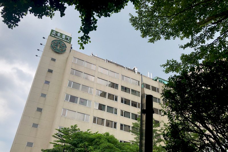 亞東醫院爆發武漢肺炎（2019冠狀病毒疾病，COVID-19）院內感染事件，院方18日證實，有一名高齡86歲且有多重慢性疾病的確診者死亡。 (圖：中央社)