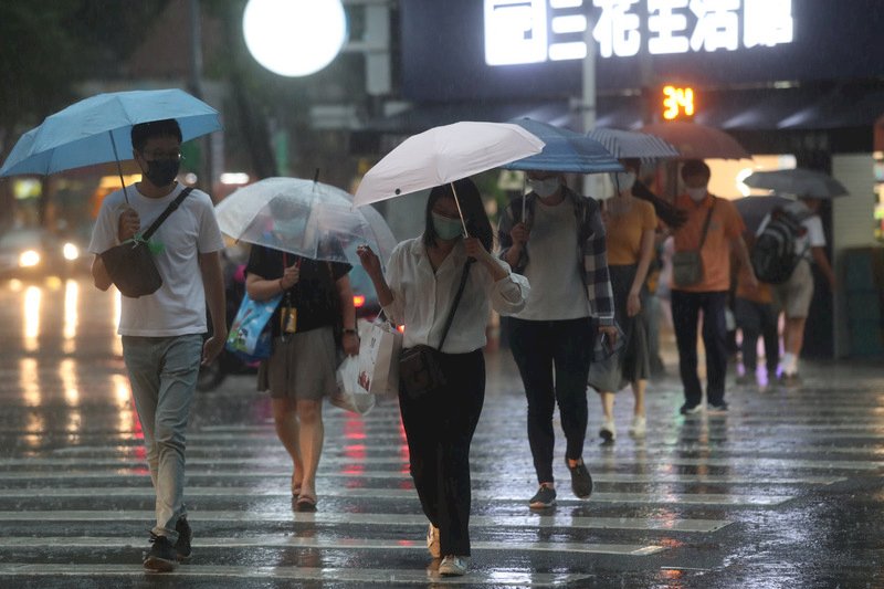 鋒面由北往南掃過台灣 午後慎防劇烈降雨