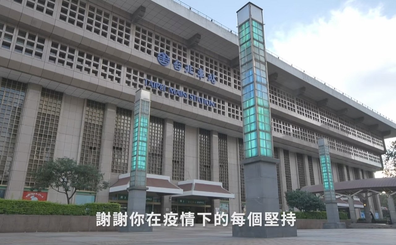 總統:面對挑戰堅持以對 團結防疫當醫護人員後盾