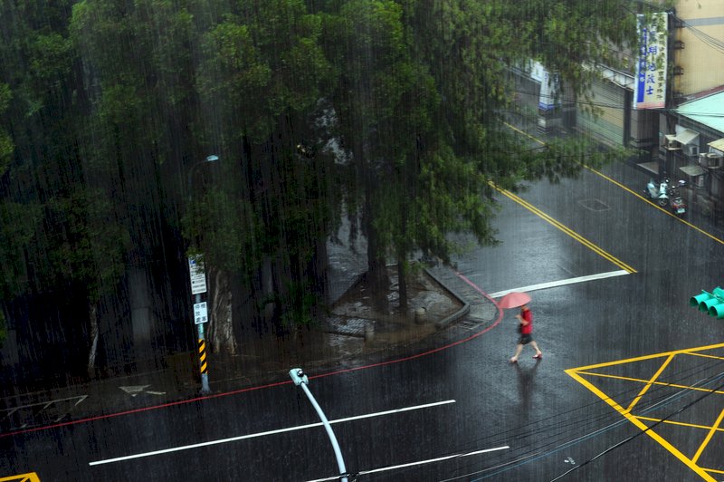 滯留鋒面影響 留意短時強降雨大雨豪雨