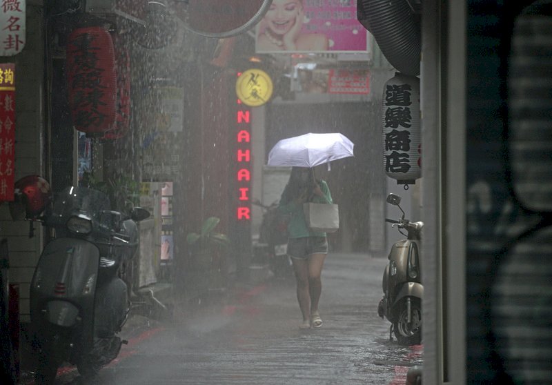 西半部東北部留意短時強降雨 熱低壓發展中