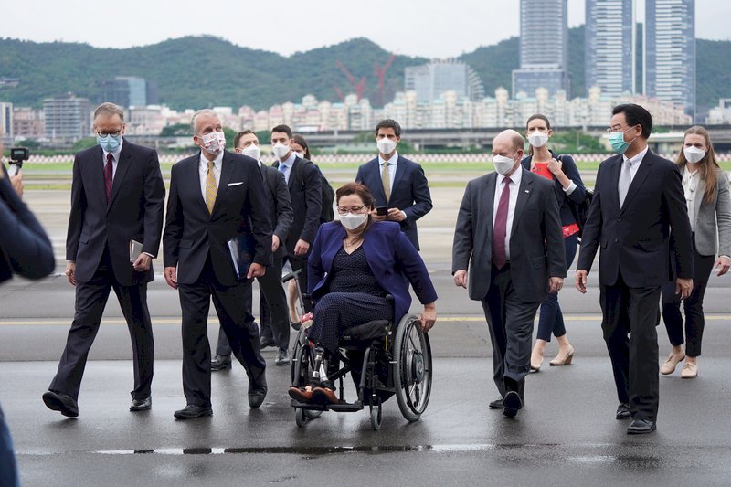 美參議員親自來台宣布贈75萬劑疫苗 涉外人士：證明美對台強力支持