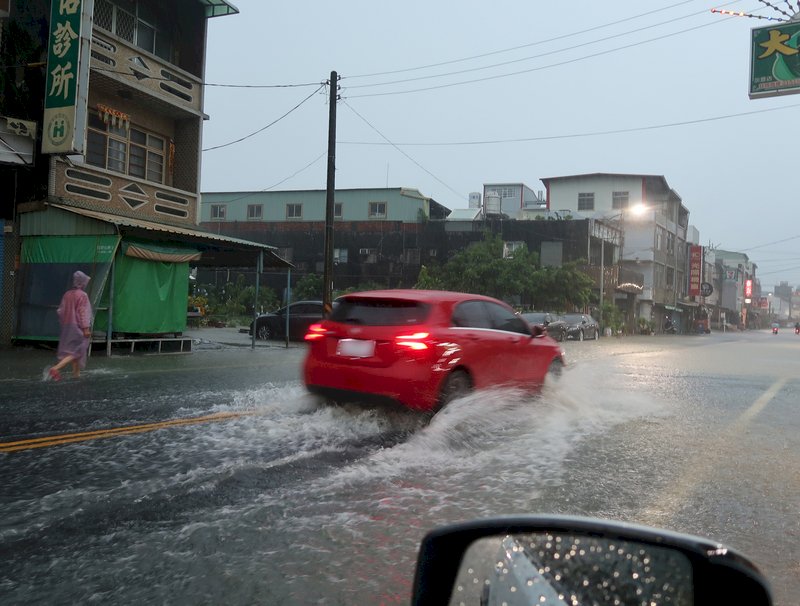 午後雷陣雨接力發威 南部及山區留意局部大雨