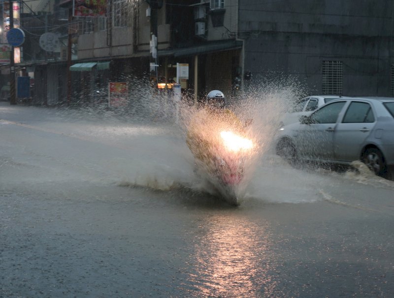 今梅雨鋒面影響範圍擴大 西部東北部有豪雨