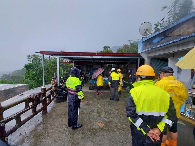 大雨挾帶土石流 高雄山區急撤逾300人