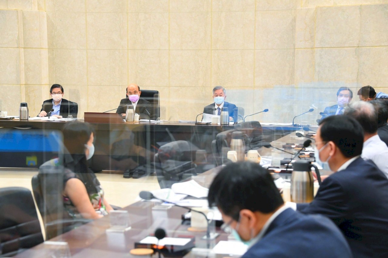 京元電群聚停工14天 蘇揆要求做好移工健康監測與居住管理