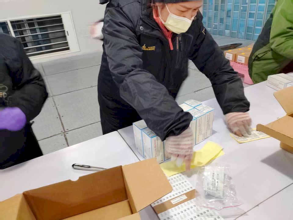 曝莫德納封緘負20度工作照 蘇貞昌:醫護明起施打