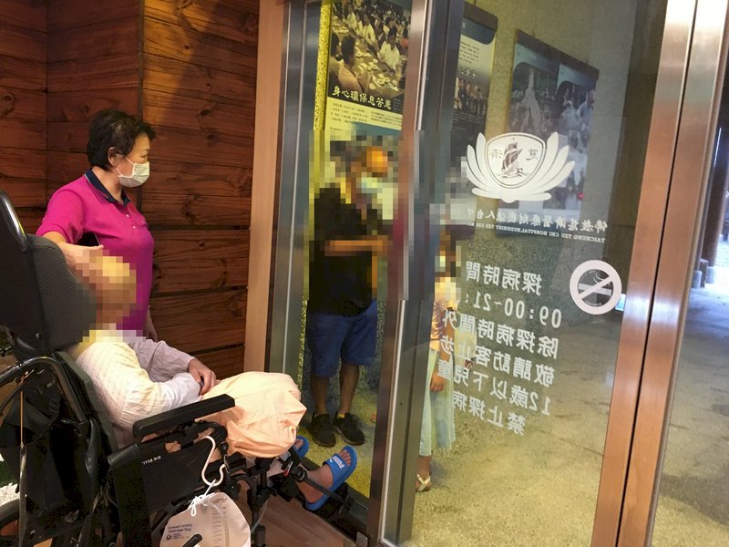 疫情下禁探病 癌末夫與妻隔玻璃窗訣別