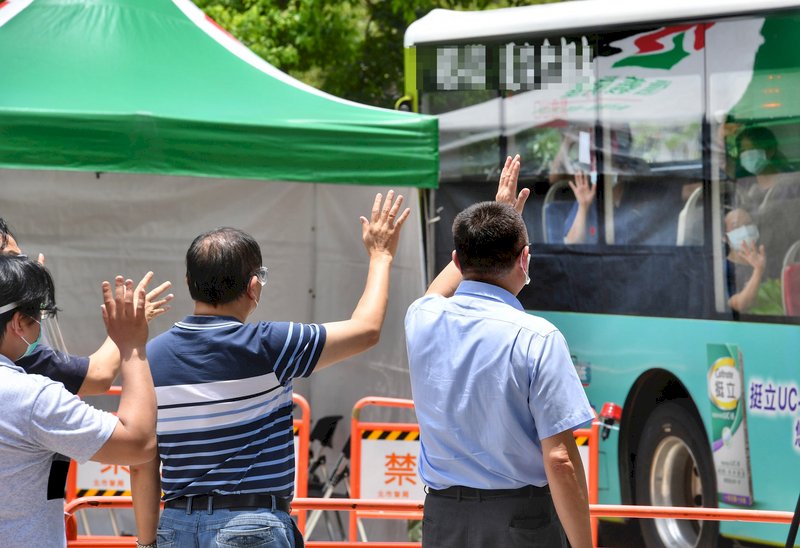 台北市壹電視大樓7日發現一名攝影師猝死廁所，死者PCR檢測證實確診武漢肺炎，大樓中庭自9日起設置快篩站 ...