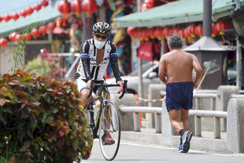 大台北東部高溫上看36度  中南部全天有雨
