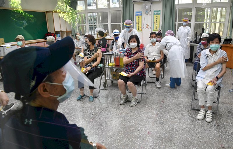 三級警戒再延長 蘇揆：圍堵社區群聚、加速施打疫苗