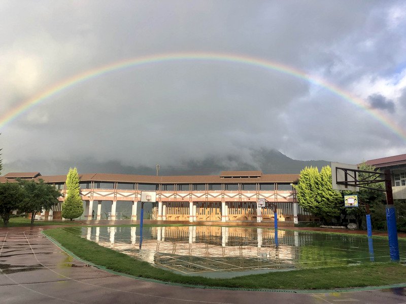 台中市梨山地區19日斷斷續續下著雨,雨停後傍晚天空出現彩虹,梨山國中小美術老師蔡佩君隨手拍下,在疫情期間,看到這美麗景色,大家心情都覺得豁然開朗。(蔡佩君提供) (圖:中央社)