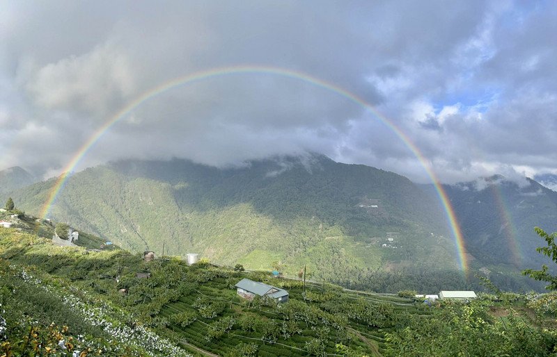 台中市梨山地區19日斷斷續續下著雨,下午雨停後天空出現虹霓同掛高空,梨山國中小美術老師蔡佩君隨手拍下這美麗景色。(蔡佩君提供) (圖:中央社)