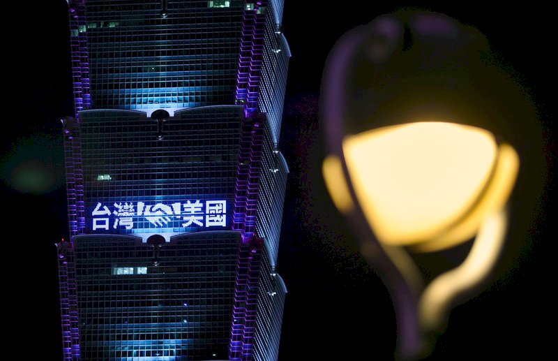 台北101表示,為感謝美國捐贈疫苗幫助台灣,展現台美之間緊密友好關係,團結合作對抗疫情,20日晚間6時30分至10時在外牆打字點燈,彰顯美國對台灣的關心與支持。 (圖:中央社)