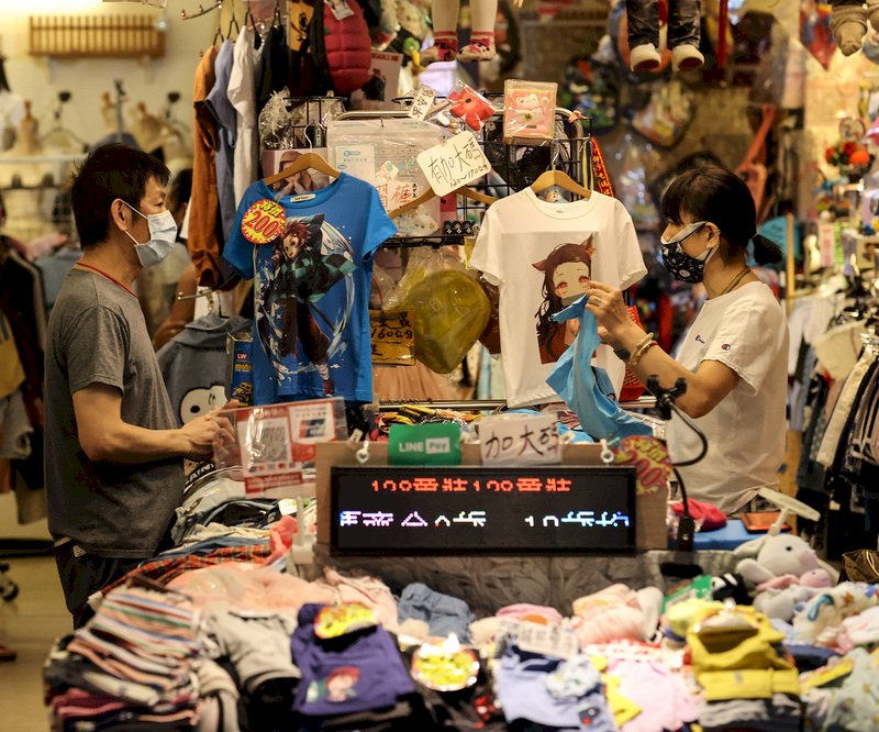 全台3級防疫警戒持續,儘管疫情尚未完全退燒,台北饒河街夜市20日晚間出現民眾前來走走逛逛,人氣似乎略有回溫。 (圖:中央社)