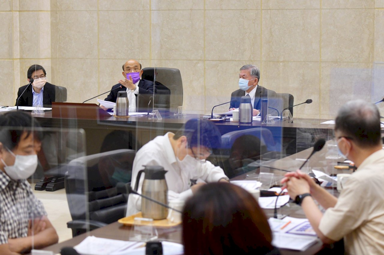 政院：疫苗施打納入關鍵基礎設施、民生運作高接觸人員 共50萬人