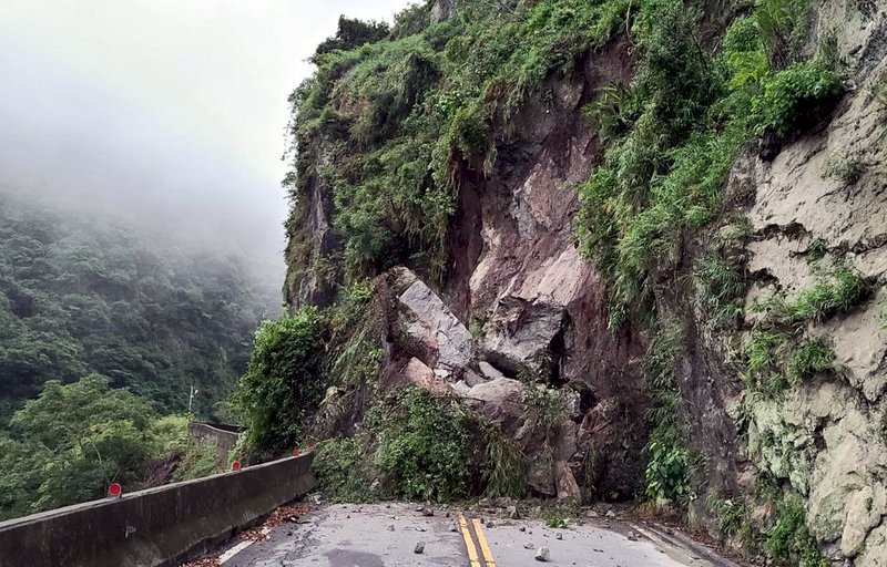 台東東海岸24日清晨驟雨,東富公路發生坍方,巨大落石掩蓋全線道路,且持續有落石,已緊急封閉道路禁止人車進入,公路單位預計中午先搶通單線。(警方提供) (圖:中央社)