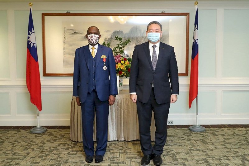 南非駐台代表將離任 外交部頒贈獎章表彰貢獻