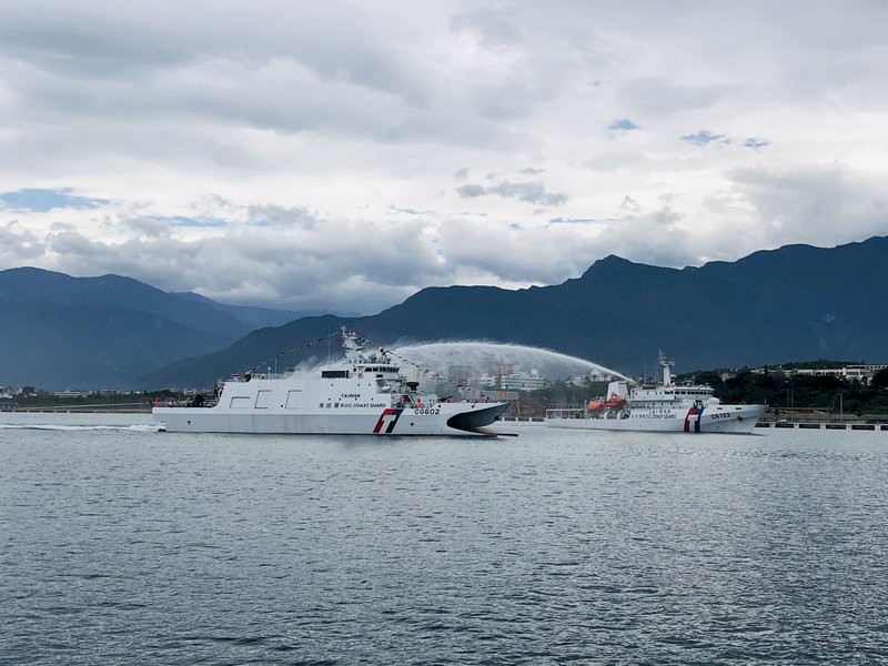 海巡成功艦抵達花蓮港 東部護漁維權生力軍