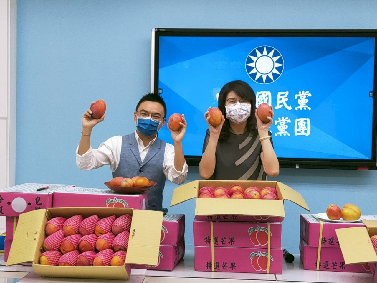 力挺枋山果農 國民黨團買100箱芒果:我們都是枋山人