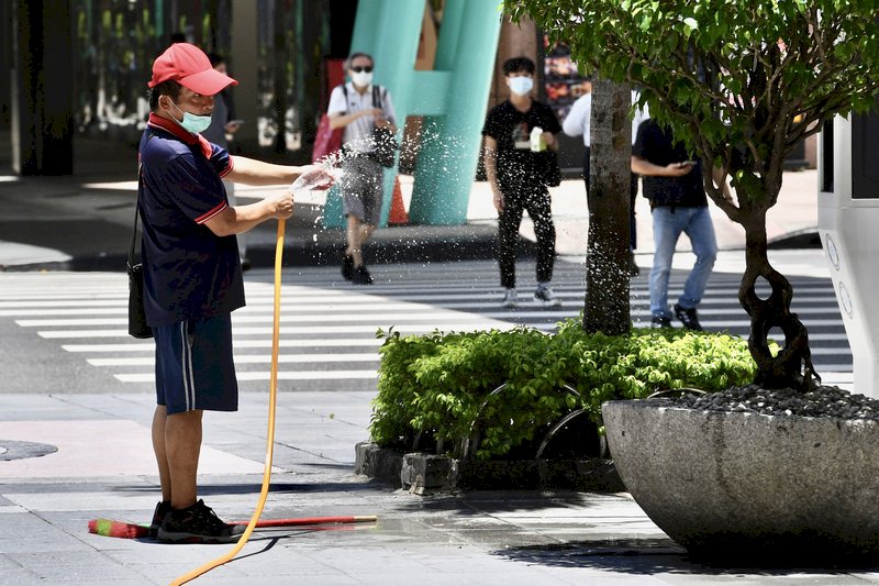 台北大安區高溫飆37.5度 預估未來一週晴朗炎熱