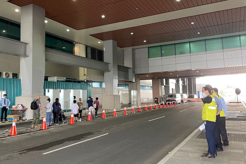 入境全篩首波旅客高峰 3小時疏運416名旅客
