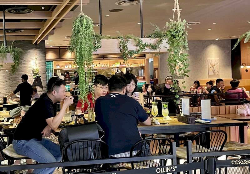 新加坡放寬餐廳內用一桌最多5人 民眾:超級開心