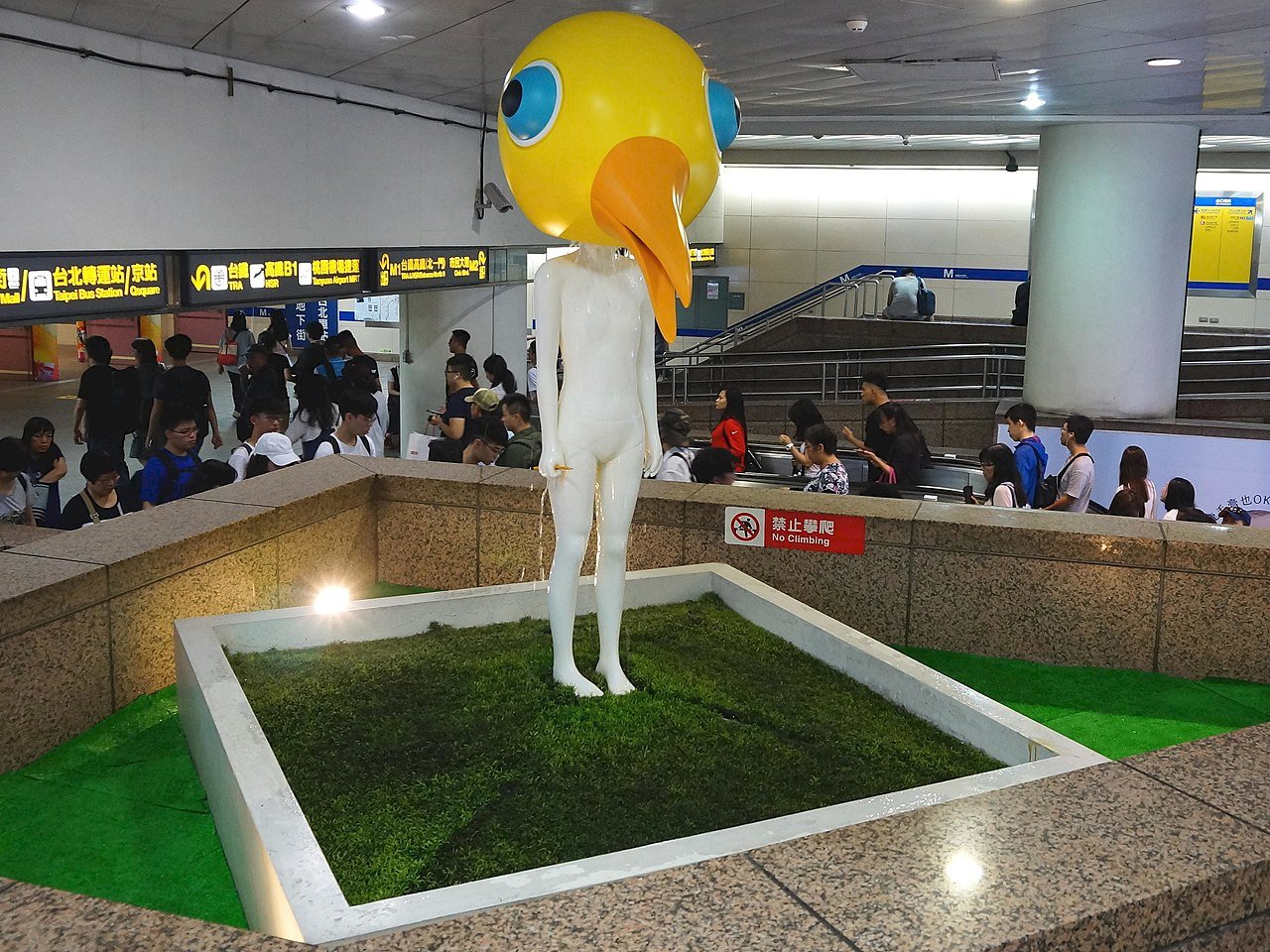「夢遊」鳥人佇立台北車站11年 藝術家決定撤展